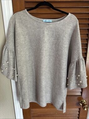 She + Sky Pearl-Trim Light Gray Bell Sleeve soft top
